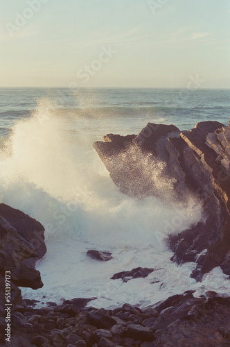 Fotografie Waves hitting the cliff , Baleal beach
35mm film 
Canon EOS 3 + 50mm 1