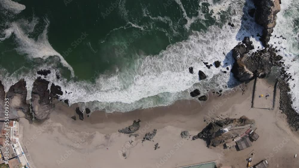 Vista aérea de una playa hermosa, un paisaje de olas