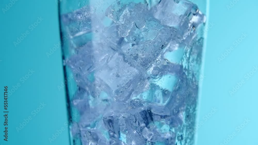 氷の入ったグラスに注がれる炭酸水 氷の入ったグラスに注がれる炭酸水