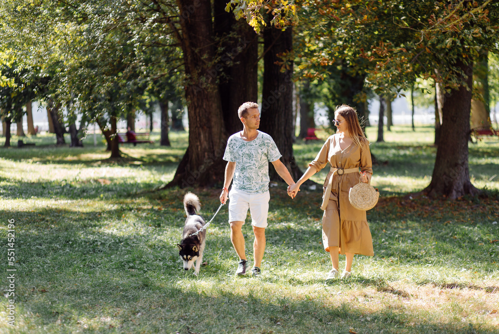 Obraz premium Young couple and husky