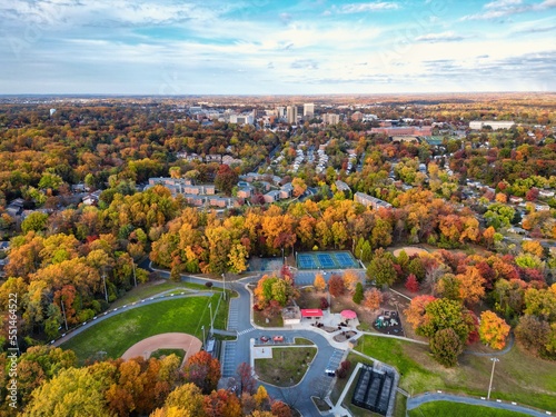 Foto Fall Colors Over Rockville, Maryland – Aerial View of City Park and Neighborhood
