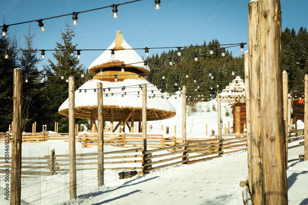 Obraz premium Park in mountains with alcoves in winter season