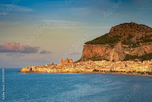 Foto Skyline view of the old town of Cefalu in Sicily, Italy