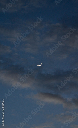 Cielo nocturno de la Luna entre las nubes.