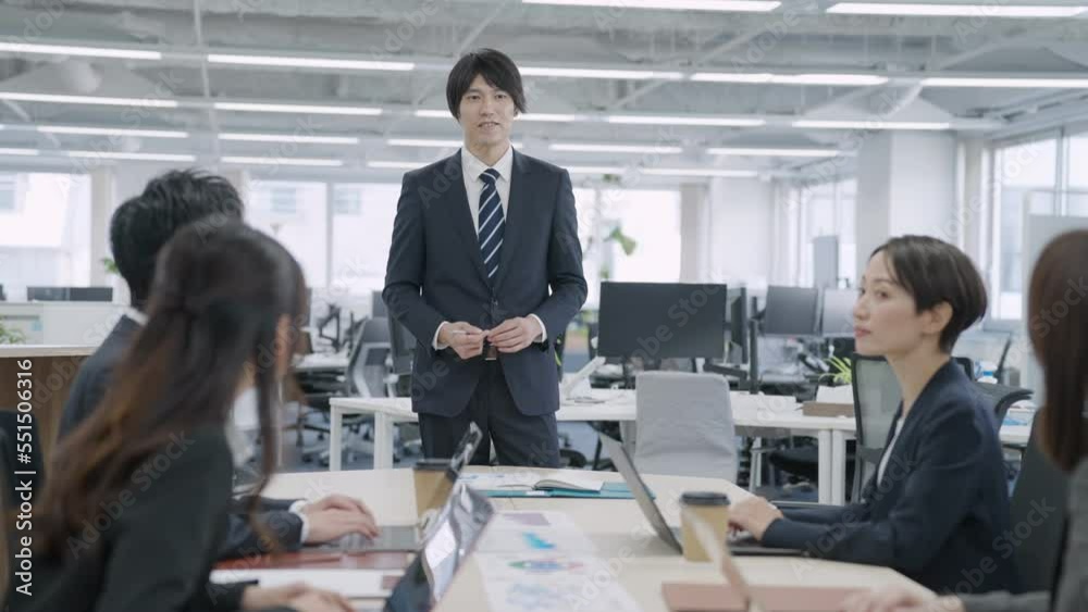 オフィスで会議をするビジネスマンたち(ビジネス・仕事・スーツ・ミーティング) オフィスで会議をするビジネスマンたち(ビジネス・仕事・スーツ・ミーティング)