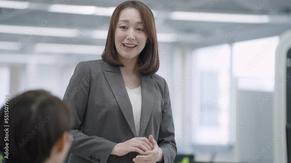 オフィスで会議をするビジネスマンたち(ビジネス・仕事・スーツ・ミーティング) オフィスで会議をするビジネスマンたち(ビジネス・仕事・スーツ・ミーティング)