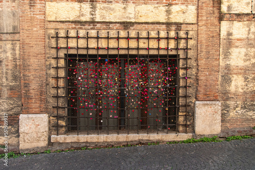 Gitter mit Liebesschlössern in Verona photo