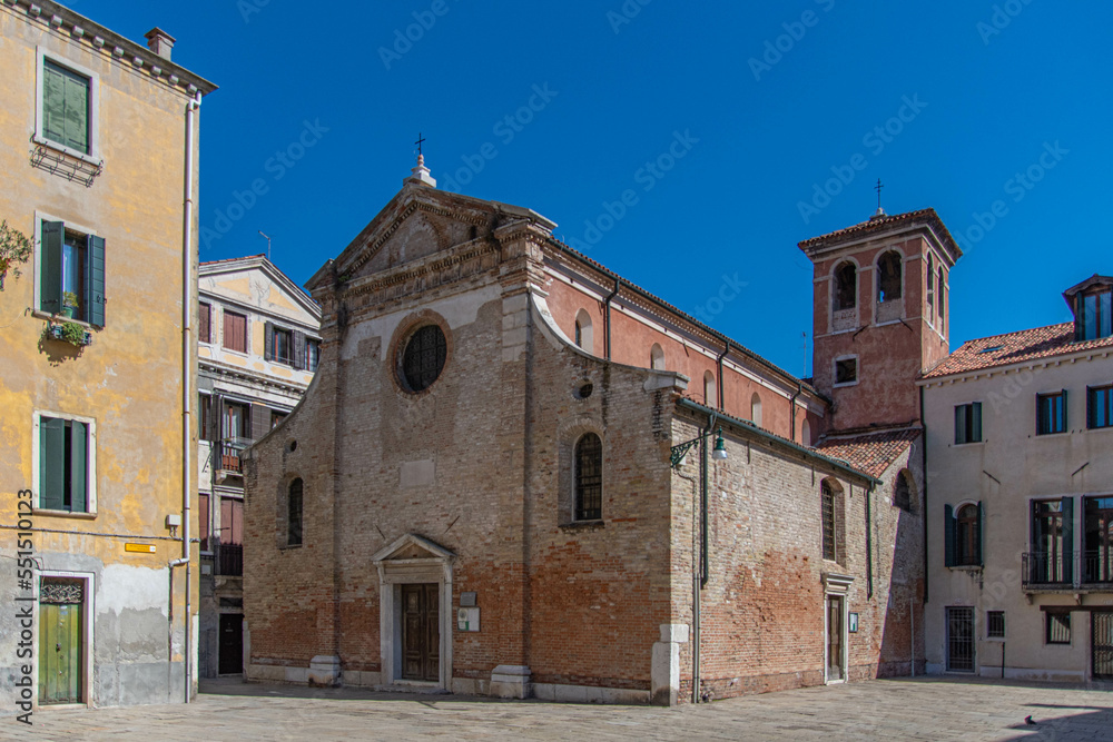 Kleine alte Kirche in der Altstadt von Venedig