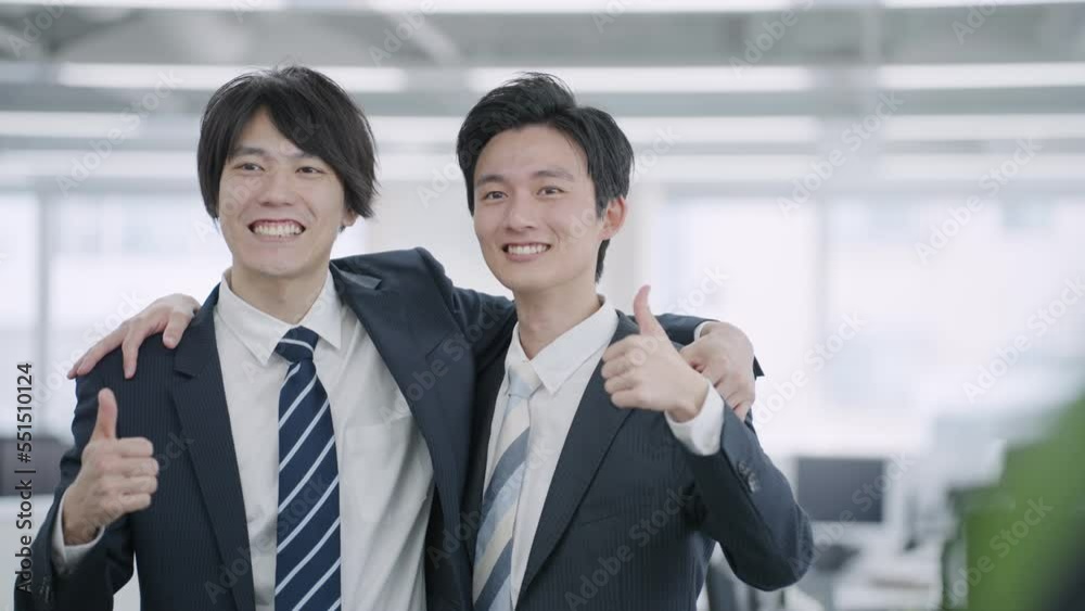 オフィスで働く男性ビジネスマン(ビジネス・仕事・スーツ) オフィスで働く男性ビジネスマン(ビジネス・仕事・スーツ)