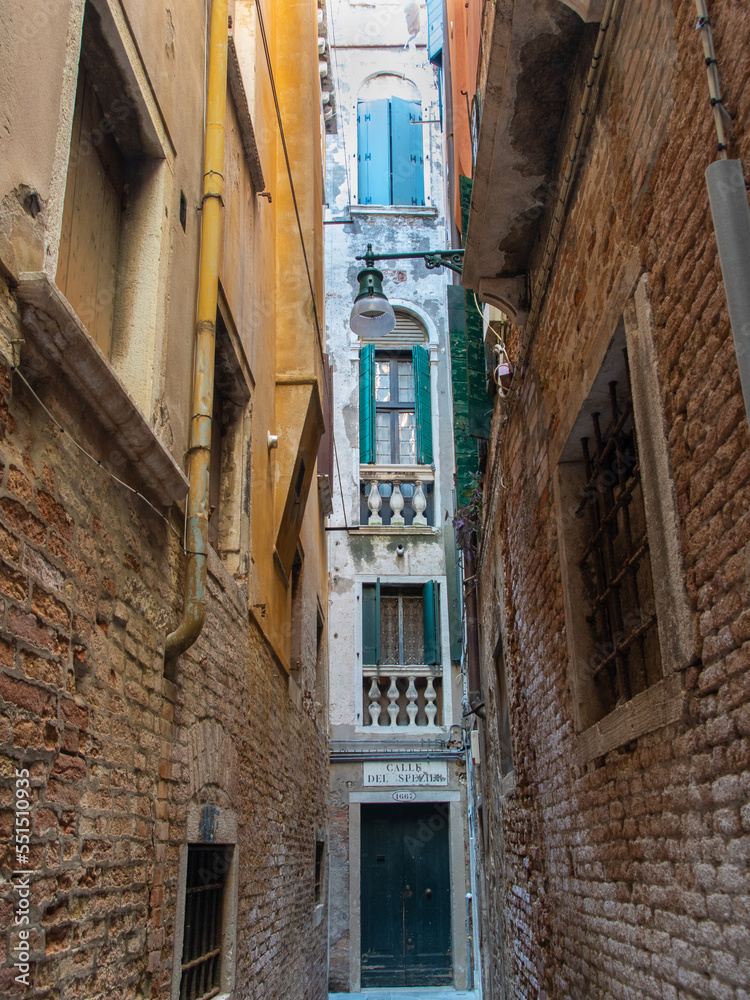 Enge Gasse in der Altstadt von Venedig