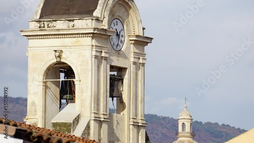 Time Lapse delle lancette dell'orologio di un campanile, che scorrono indicando il tempo che passa e sullo sfondo una cupola e le nuvole che si muovono veloci   photo