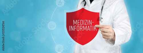 Medizininformatik (Medizinische Informatik). Arzt hält rotes Schutzschild umgeben von Icons im Kreis. Medizinisches Wort im Symbol