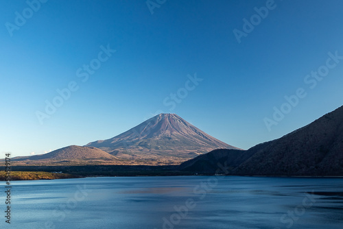 本栖湖からの富士山 © 恒生 石川