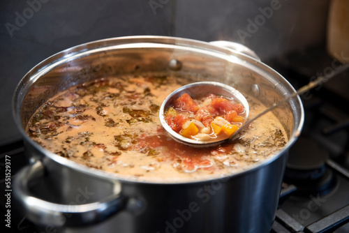 Gotująca się zupa toskańska pomidorowa