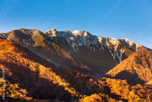 北杜市から秋色に輝く朝の南アルプス、アサヨ峰 © Umibozze