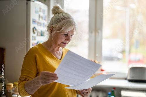 Foto Senior woman filling out financial statements