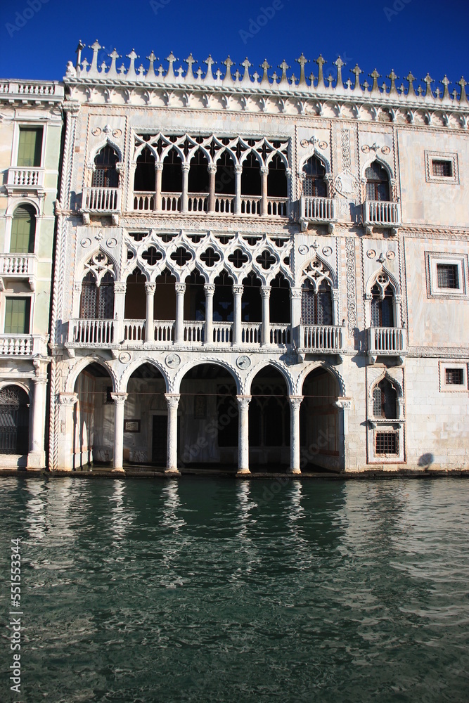 Naklejka premium Palais inondé sur le grand canal à Venise (gros plan)