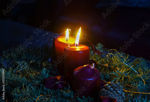 Zwei brennende Kerzen zum 2. Advent