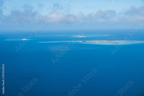 エメラルドグリーンの海が明るく鮮やかに光る無人島 © eddiemgg