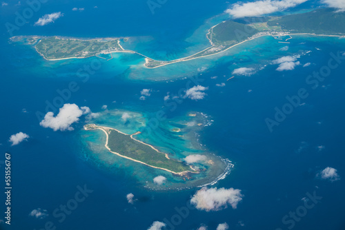 サンゴ礁のエメラルドグリーンが鮮やかな南の島