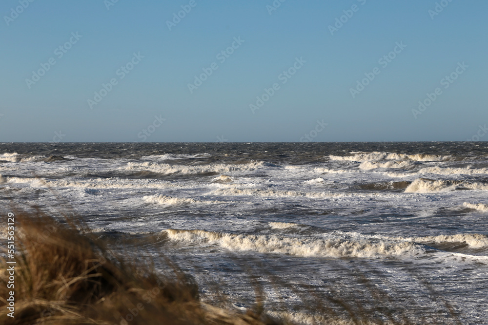Strand an der Nordsee in Dänemark im Winter bei Sturm und Sonnenschein