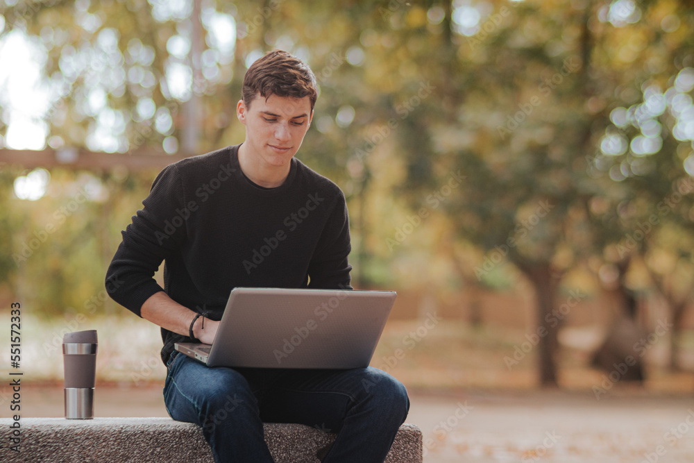 © ADDICTIVE STOCK - Man working on laptop in park © ADDICTIVE STOCK - Man working on laptop in park