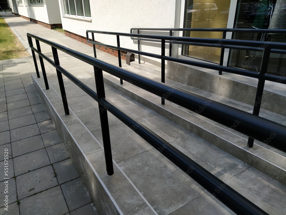 Foto de Disabled ramps next to the building's entrance. New school ...