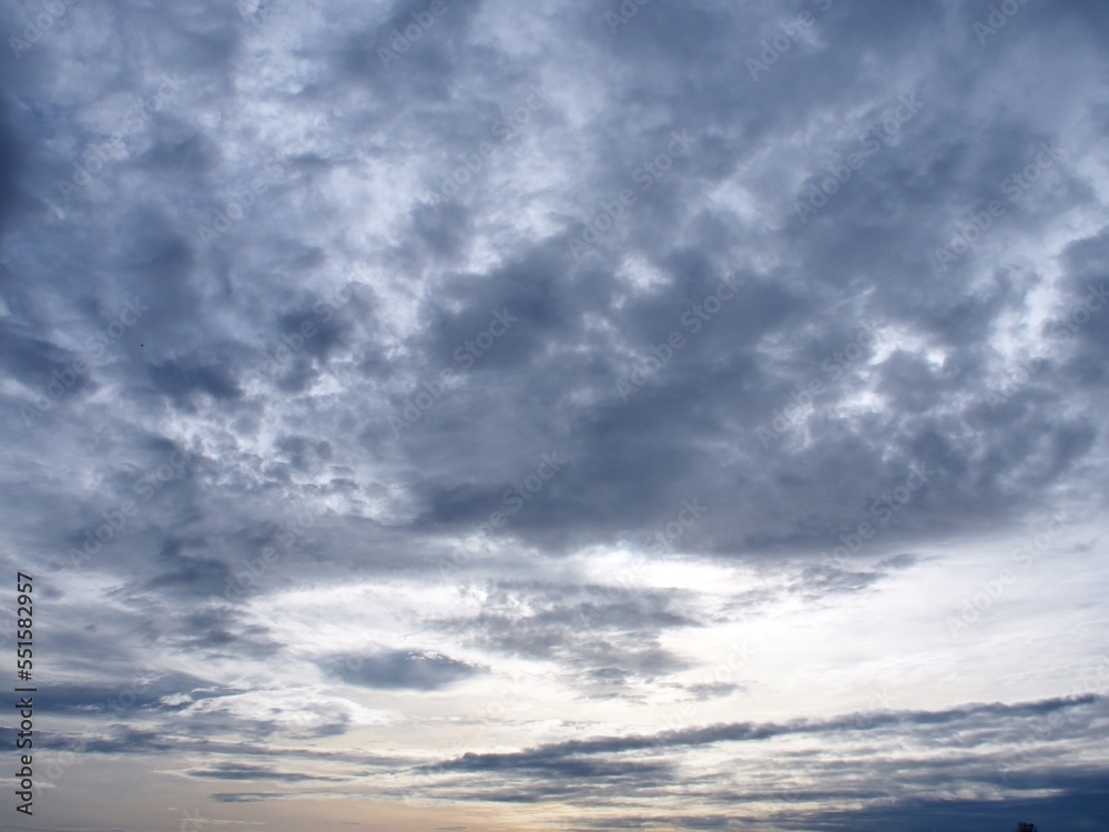 Hintergrundbild Farbiger Himmel mit interessanten Wolken