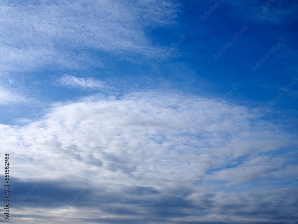 Hintergrundbild Farbiger Himmel mit interessanten Wolken