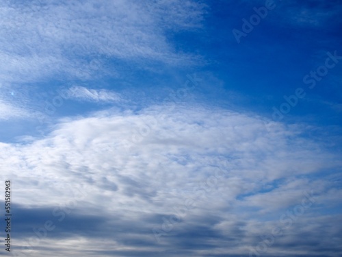 Hintergrundbild Farbiger Himmel mit interessanten Wolken