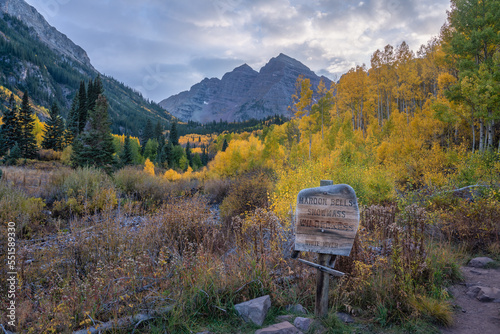 Εκτύπωση καμβά Trailhead sign Autumn colors on the lake trail Maroon Bells Scenic Area - near A