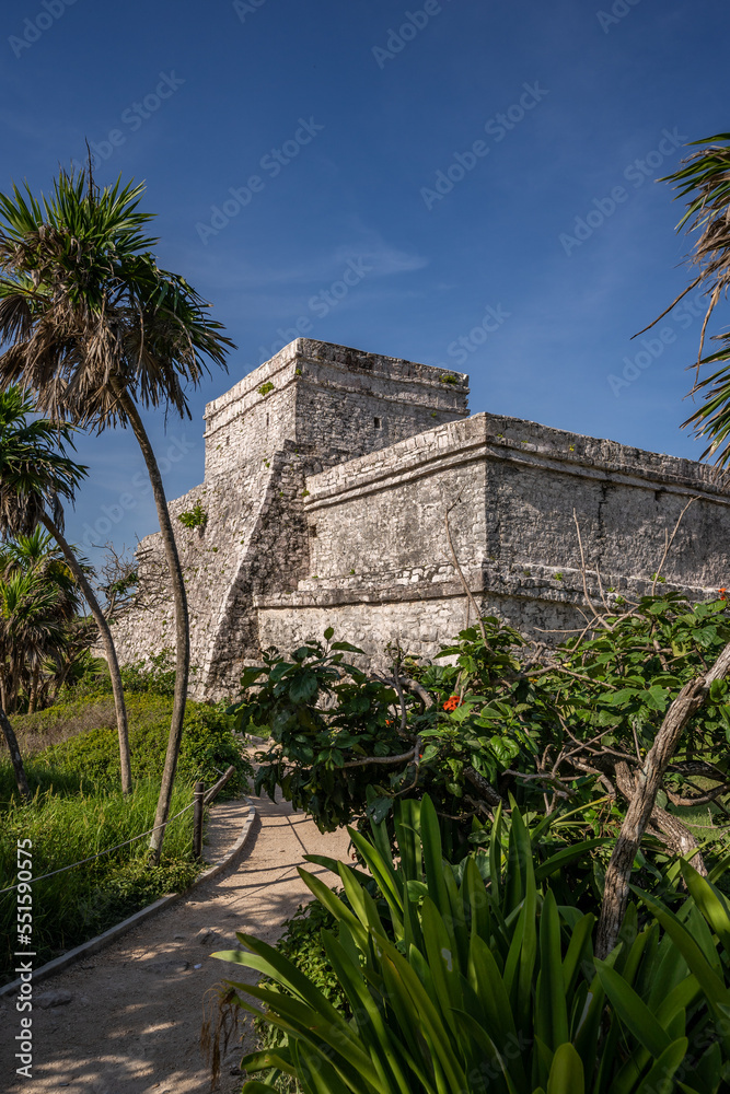 Obraz premium The ruins of a beautiful pyramid in the archaeological zone of Tulum in Mexico.