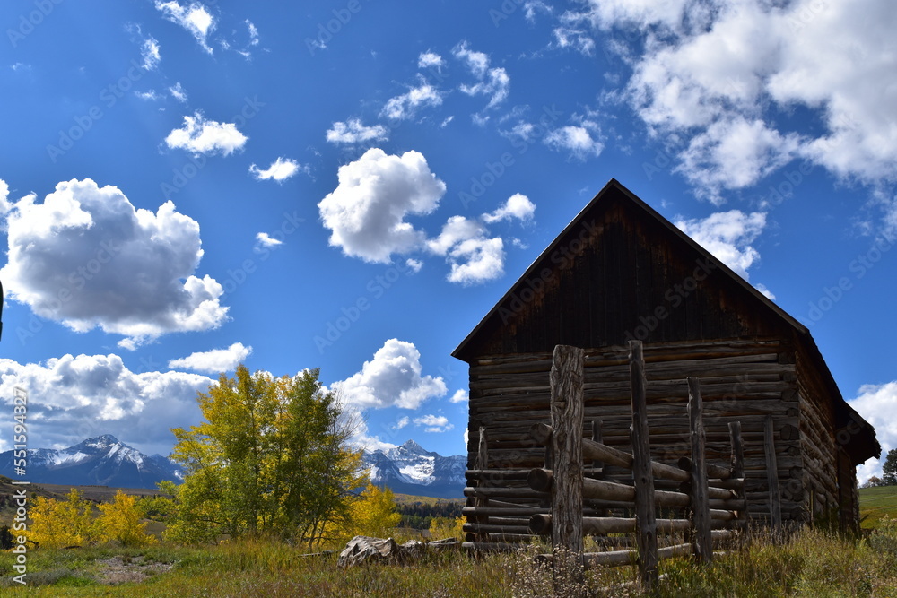 Obraz premium Old Wooden Barn on Colorado Backroad