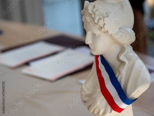 Buste de Marianne dans une mairie française photo