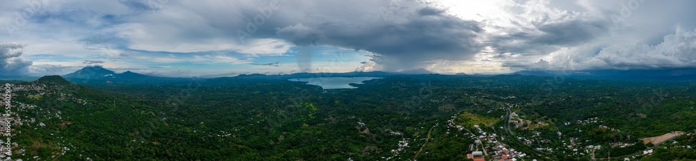 Fototapeta premium Foto con Dron, nubes lloviendo sobre el lago