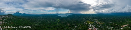 Foto con Dron, nubes lloviendo sobre el lago