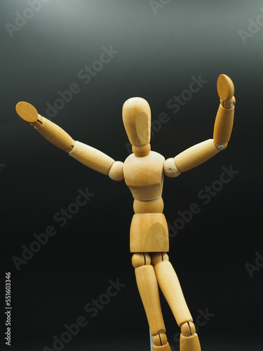 Mannequin en bois sur fond noir