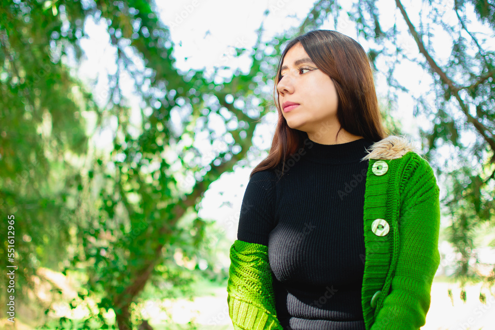 Mujer joven caucasica en la naturaleza con ropa de invierno otoño en el campo relajacion y vacaciones Mujer joven caucasica en la naturaleza con ropa de invierno otoño en el campo relajacion y vacaciones