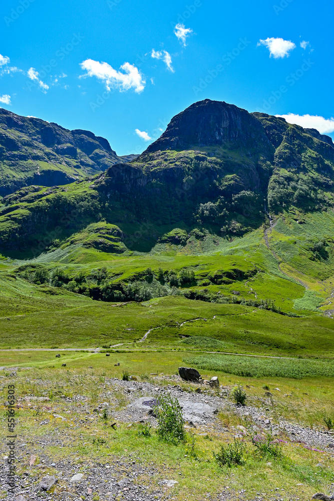 Ausblick in das Tal Glen Coe in den Schottischen Highlands mit Bergen, Wanderwegen und Wasserfällen, Glencoe, Argyll, Schottland
