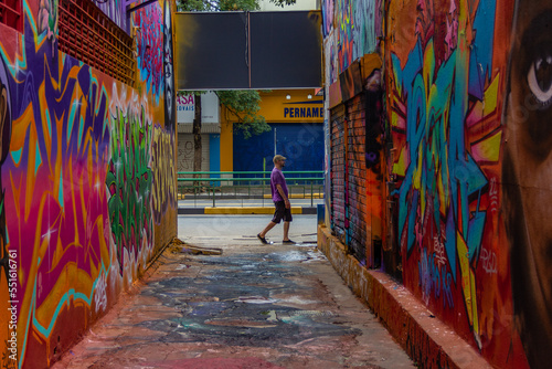 Um homem passando ao final do corredor do Beco da Codorna - um ponto turístico da cidade de Goiânia. © Angela