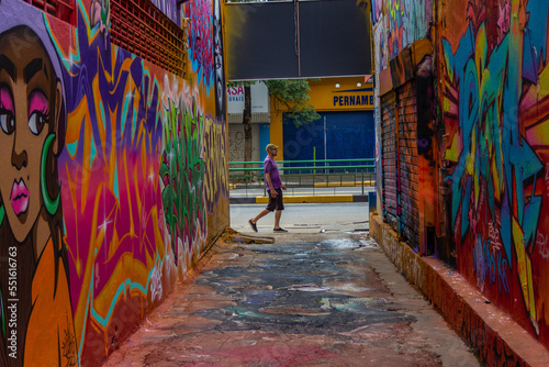 Um homem passando ao final do corredor do Beco da Codorna - um ponto turístico da cidade de Goiânia. © Angela
