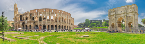 Panorama du Colisée de Rome et de l'Arc de Constantin. Vue panoramique depuis le Forum Romain.