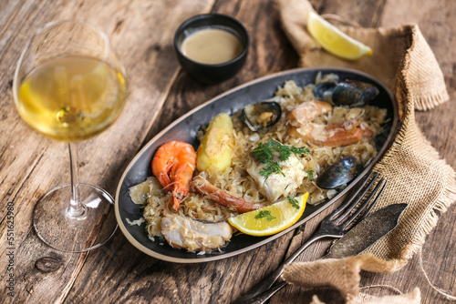 choucroute de la mer sur table en bois