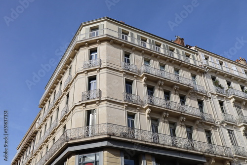 Immeuble typique, vu de l'extérieur, ville de Toulon, département du Var, France
