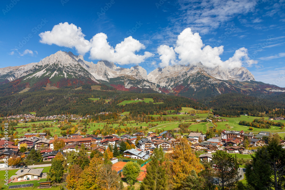Blick auf Ellmau vor dem Wilden Kaiser, Tirol, Österreich
