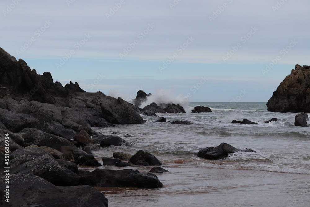 Oleaje golpeando las rocas de la costa.