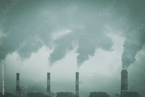 Foto Cropped shot of coal power plant with steam pouring out of the stack