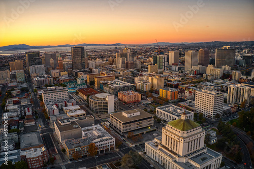 Fényképezés Aerial View of Downtown Oakland, California at Dusk