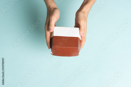 Quadro em tela holding a paper box with a burger fast food, template copy space