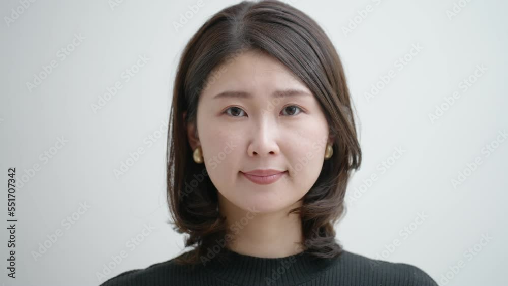 伏せた顔を上げる中年女性 伏せた顔を上げる中年女性